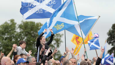 En arkivbild från september 2014 med anhängare av ett självständigt Skottland som viftar med skotska flaggan som är blå med ett vitt kors.