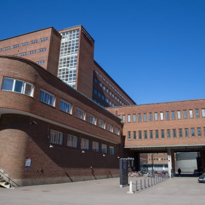 Helsingin käräjäoikeuden rakennuksen laaja kuva aurinkoisella säällä.