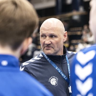 Handbollstränaren Ola Lindgren bland Finlands landslag.