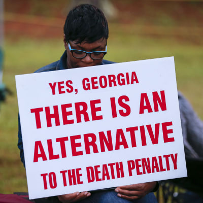 Demonstrant med skylt för alternativ till dödsstraff i Georgia, USA