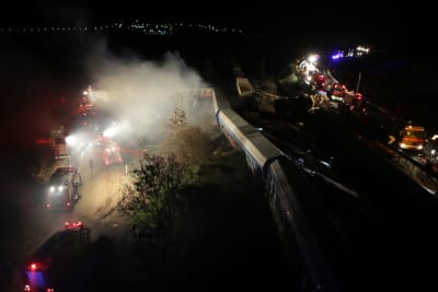 Brandbilar och ambulanser på plats vid en tågolycka.