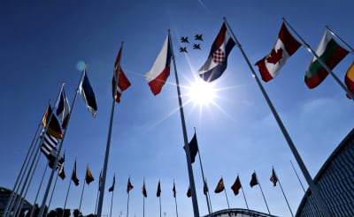 Flaggor som vajar i solen utanför Natos högkvarter i Bryssel. 