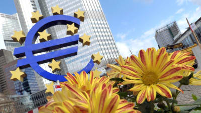 Blommor och eurotecken framför Europeiska centralbanken.