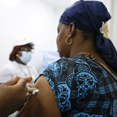 Ivoriansk kvinna vaccineras mot covid-19 i Abidjan i juli 2021.