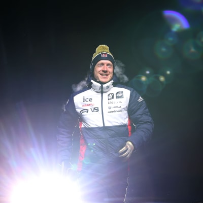 Johannes Thingnes Bö hymyilee palkintojenjaossa.