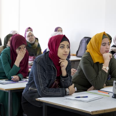 Naisia yliopiston luennolla Gazassa.