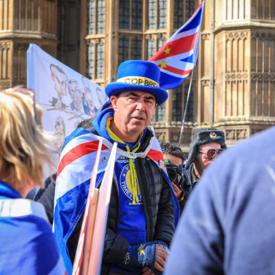 Remainanhängaren Steve Bray diskuterar med en brexitanhängare under protester i London den 10. april 2019.