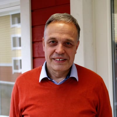 Kouvolalainen kanalayrittäjä Ari Puuri kotitilansa pihatalon kuistilla.