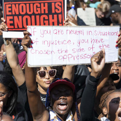 Kvinnor i Sydafrika som protesterar mot könsbaserat våld i Kapstaden 5 september 2019.