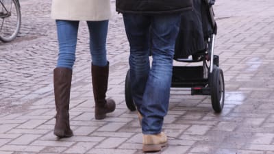 familj på promenad
