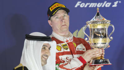 Kimi Räikkönen på podiet i Bahrain 2016.