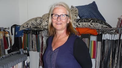 Mirja Koponen i sin hall där hon reparerar och klär om möbler