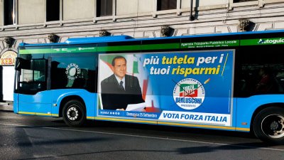 Silvio Berlusconis valreklam på en buss i Monza.