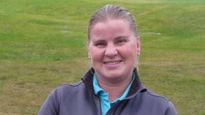 Leena Haanpää, vd för golfklubben Han-Golf i Hangö. Ute är det snöfritt och gräsmattorna är lika gröna som på sommaren. Bilden tagen i januari 2018