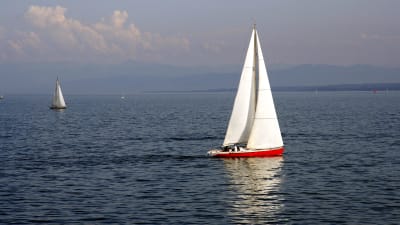 Segelbåt på havet.