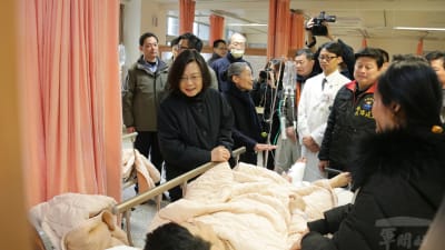 President Tsai Ing-wen (kvinnan till vänster) besökte ett sjukhus i Hualien på onsdag morgon.