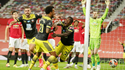 Michael Obafemi måljublar med lagkamrater.