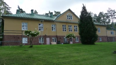 Fasaden på baksidan av Bromarfhemmet. äldreboendet i Bromarv.