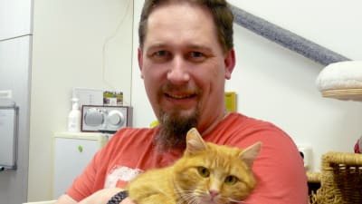 Johan Holmberg med katten Viljo
