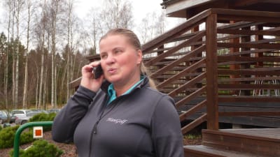 Leena Haanpää, vd för golfkubben Han-Golf i Hangö talar i mobiltelefonen. Ute är det snöfritt och gräsmattorna är lika gröna som på sommaren. Bilden tagen i januari 2018