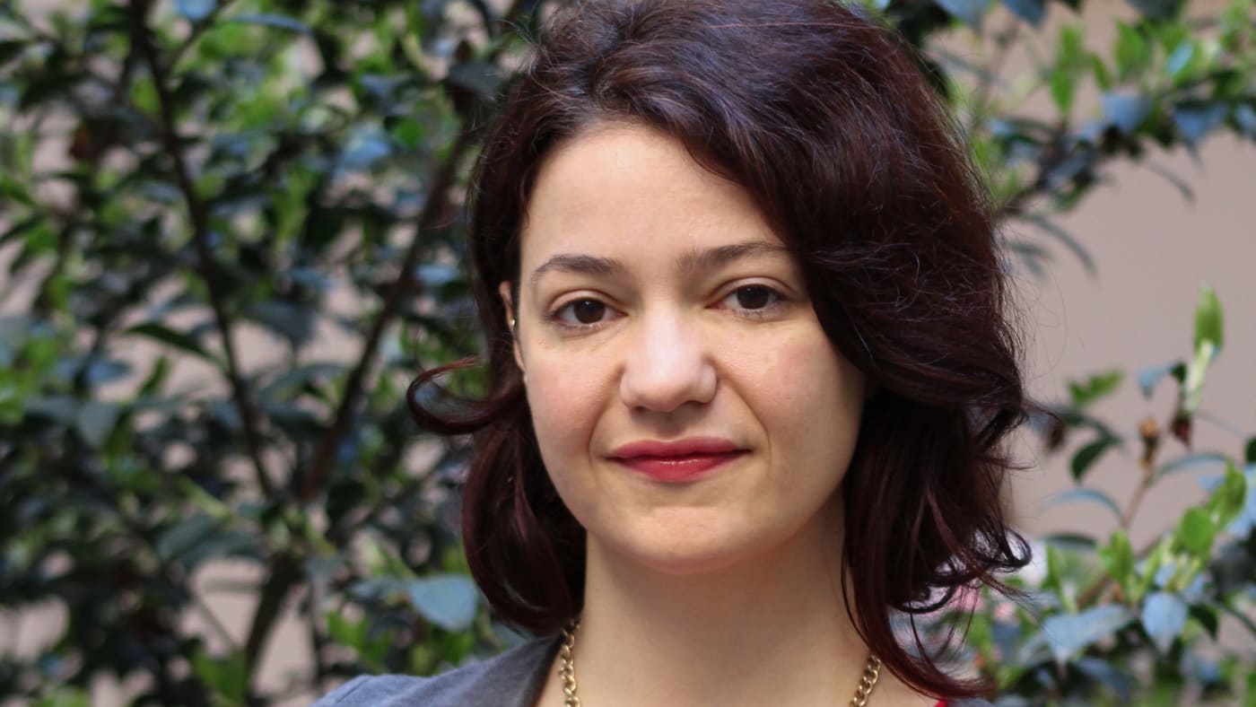 Donna che guarda direttamente nella fotocamera