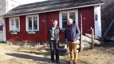 Mats Bäckman och Fredrik MArtin står utanför "Margits stuga", ett hus från slutet av 1700-talet som fungerar som loppis och sommarcafé i Ekenäs.