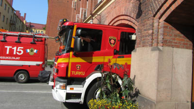 Brandbil kör ut ur brandstationen i Åbo.