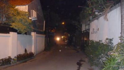 Gatan där Cia Lönnström bor, en sidogata till den livligt trafikerade huvudgatan i Sanur, Bali