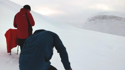 Två skidåkare på ett fjäll i Matokdalen, bakom molnen finns Blåbærfjellet.