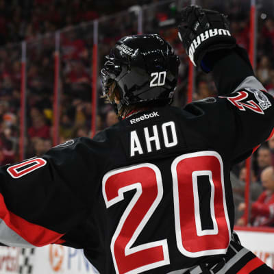 Sebastian Aho firar mål, februari 2017.
