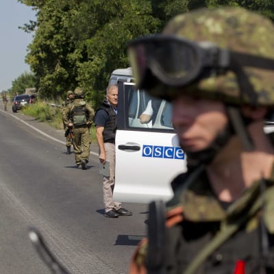 OSSE-observatörer vid platsen i östra Ukraina där passagerarplanet kraschade.