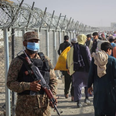 Pakistanilainen sotilas vartioi Pakistanin ja Afganistanin rajanylityspisteellä.