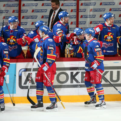 Jokerien pelaajat tuulettavat maalia kaudella 2013–14.
