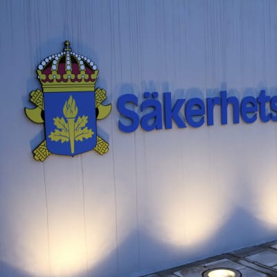 Ruotsin turvallisuuspoliisin nimikyltti.