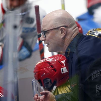 Risto Dufva instruerar sina spelare.