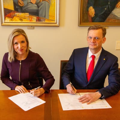 Pohjanmaan kauppakamarin toimitusjohtaja Paula Erkkilä ja Vaasan yliopiston rehtori Jari Kuusisto allekirjoittavat sopimuspaperin.