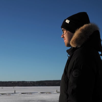 Jääkiekkoilija Miska Siikonen katselee järvelle Lahdessa.