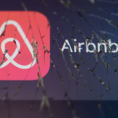 Airbnb logo genom en söndrig skärm