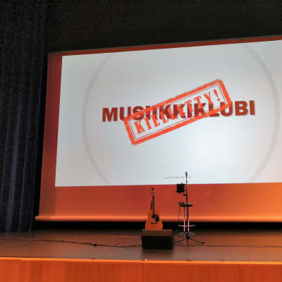Kielletty! -musiikkiklubin tunnus heijastettuna valkokankaalle kulttuurikeskus Poleenissa Pieksämäellä.