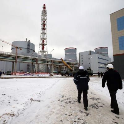 Två anställda går mot kärkraftverket i Sosnovyi bor.