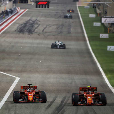 Ögonblicket när Leclerc (16) passerade Vettel (5) och tog täten i Bahrain.