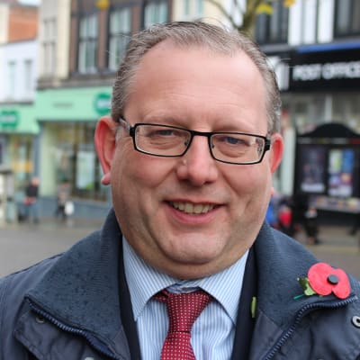 Michael Winstanley leder de konservativas regionalorganisation i nordvästra England. På bilden är han iklädd en prydlig ytterrock och slips. 