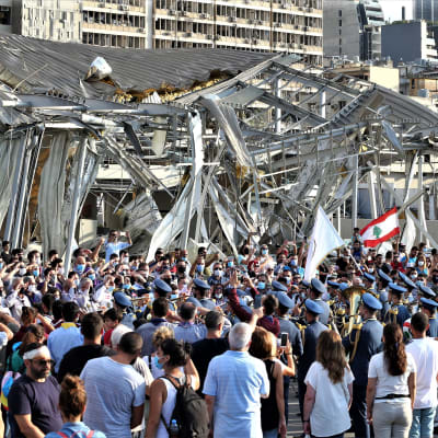 Tuhannet ihmiset kokoontuivat muistamaan Beirutin räjähdyksen uhreja räjähdyspaikan lähelle.