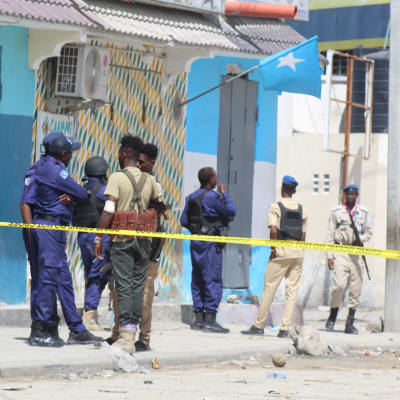 Somalia turvallisuusjoukkoja hotellialueella, jossa islamistien hyökkäys alkoi perjantaina.