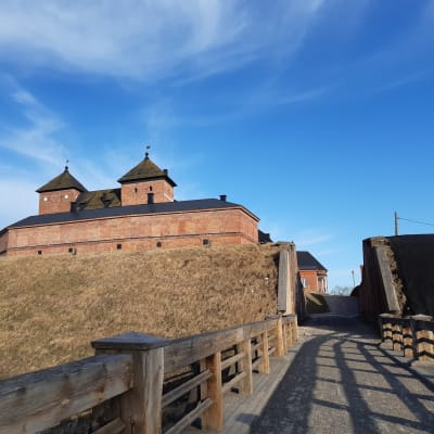 Kivilinnan puinen silta yli vallihaudan.