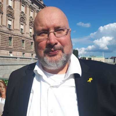Patrik Oksanen framför Sveriges riksdag.