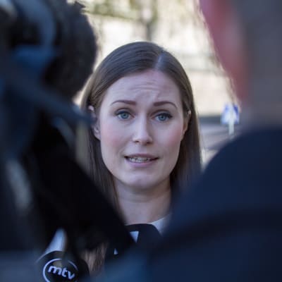 Pääministeri Sanna Marin säätytalon rappusilla ennen hallituksen kokousta 19.5.2020.