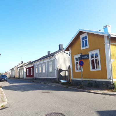 En gata i trähusstadssdelen Neristan i Karleby.