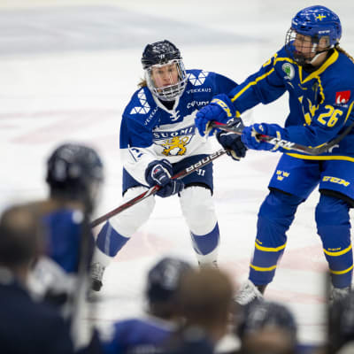 Riikka Välilä spelar mot Sverige, 2018.