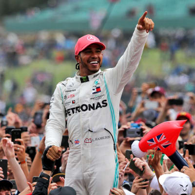 Lewis Hamilton pekar uppåt från en folkmassa.
